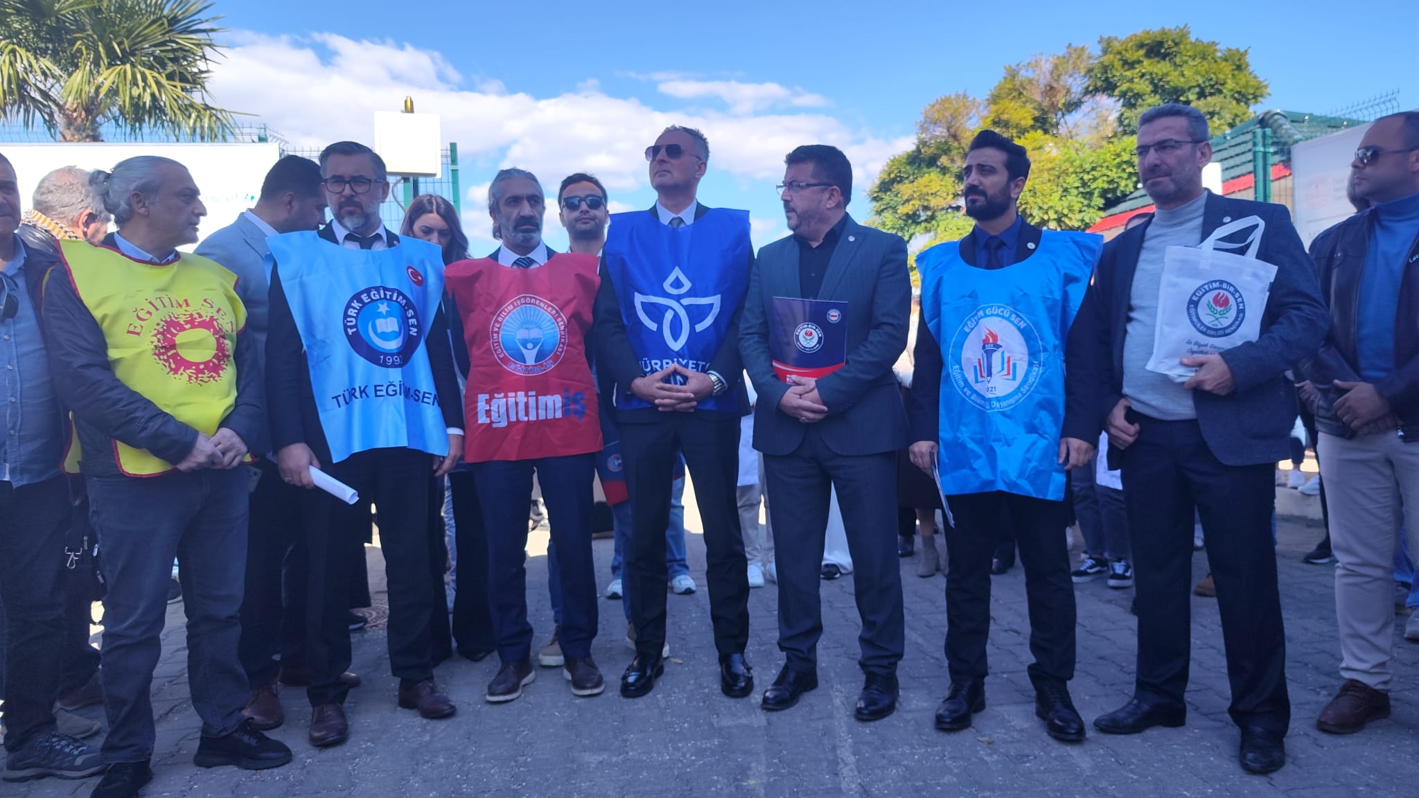 ÖGRETMENLERE PARYA MUAMELESİNİ KABUL ETMİYORUZ