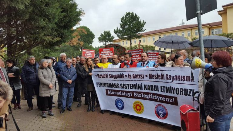 PERFORMANS DAYATMASINI MEB ÖNÜNDE PROTESTO ETTİK Eğitim İş Sendikası